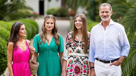 König Felipe VI. mit Königin Letizia und den beiden Töchtern Leonor und Sofía.