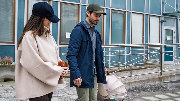 Sofia und Carl Philip verlassen mit ihrer neugeborenen Tochter die Danderyds Klinik