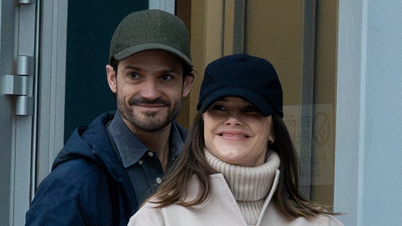 Sofia und Carl Philip verlassen mit ihrer neugeborenen Tochter die Danderyds Klinik