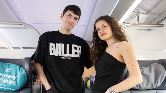 Die deutschen ESC-Teilnehmer Abor und Tynna sitzen im ICE der Deutschen Bahn in Richtung Basel.