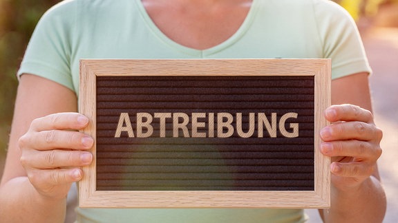 Abtreibung steht auf einer Tafel