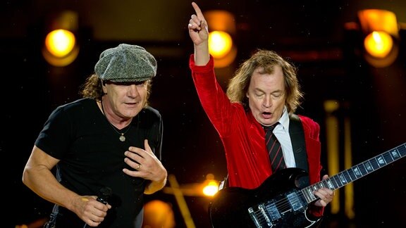 Der Sänger Brian Johnson (l) und der Gitarrist Angus Young der australischen Rockband AC/DC.