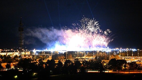 Ein Feuerwerk ist über dem Konzertstadion vom Aussichtshügel Riemer Park beim ersten von zehn Konzerten der britischen Sängerin Adele in München zu sehen.