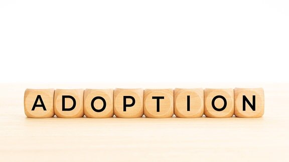 Das Wort Adoption aus Holzbuchstaben