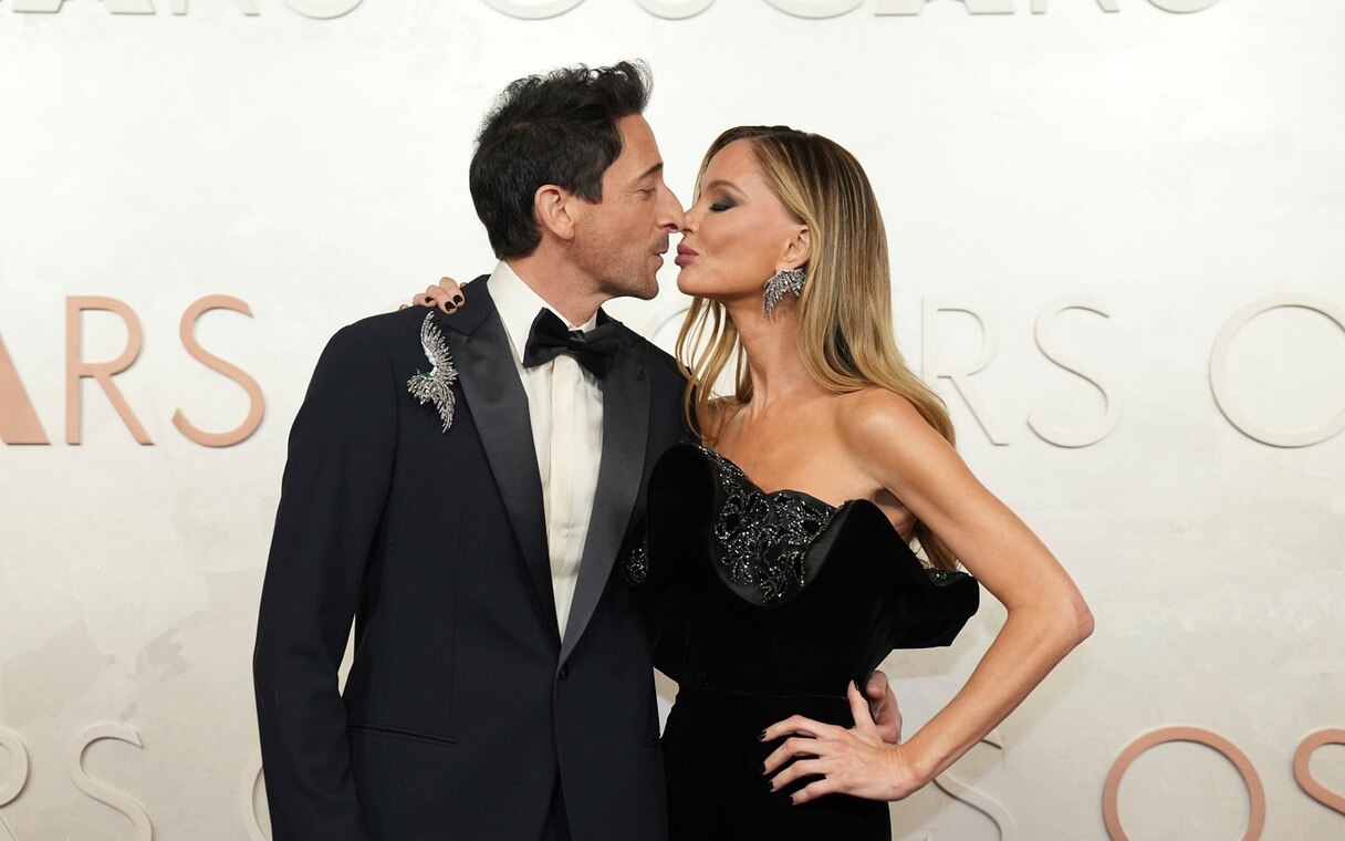 Adrien Brody und Georgina Chapman küssen sich auf dem roten Teppich