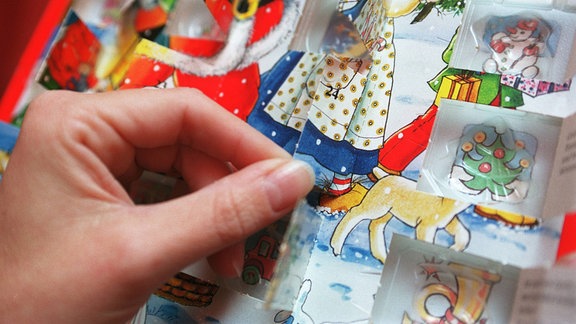 Das Türchen eines Adventskalenders wird geöffnet