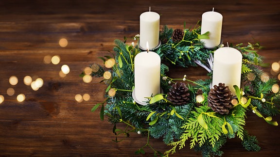 Adventskranz mit weißen Kerzen