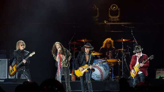 Tom Hamilton, Steven Tyler, Joe Perry, John Douglas and Brad Whitford von Aerosmith auf der Bühne