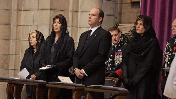 Beerdigung von Fürst Rainier III. in Monaco Albert II. von Monaco nimmt mit Caroline und Stephanie von Monaco an der Trauerfeier für den verstorbenen Fürsten Rainier III. von Monaco in der Kathedrale Saint-Nicolas in Monaco teil.