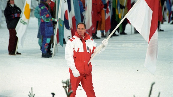 Prinz Albert von Monaco trägt die Flagge.