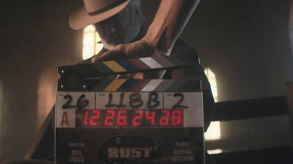 Dieses undatierte, vom Büro des Sheriffs von Santa Fe County herausgegebenes Videostandbild zeigt Alec Baldwin, Schauspieler aus den USA, in seiner Rolle am Set des Films "Rust". 
