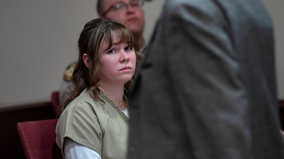 Hannah Gutierrez-Reed beobachtet, wie ihr Vater Thell Reed während einer Urteilsverhandlung in Santa Fe, New Mexico, am Montag, dem 15. April 2024, das Podium verlässt, nachdem er den Richter gebeten hatte, seiner Tochter keine Gefängnisstrafe aufzuerlegen.