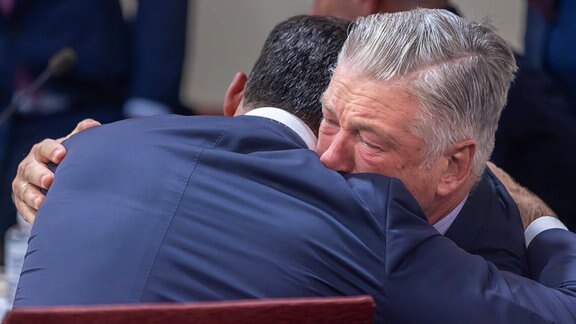 Alec Baldwin umarmt seinen Anwalt