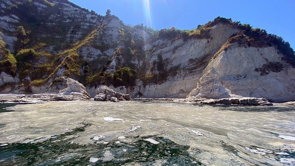 Algenschleim ist auf der Wasseroberfläche des Meeres an der Küste bei Ancona zu sehen (undatierte Aufnahme aus dem Sommer 2024)