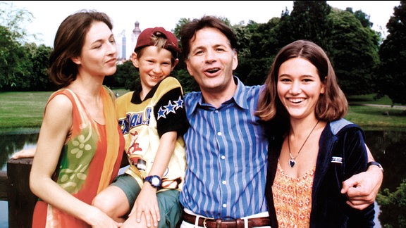 Familie Heilmann (v.l.n.r.): Pia Heilmann (Hendrikje Fitz), Jakob Heilmann (Karsten Kühn), Dr. Roland Heilmann (Thomas Rühmann) und Alina Heilmann (Alissa Jung).