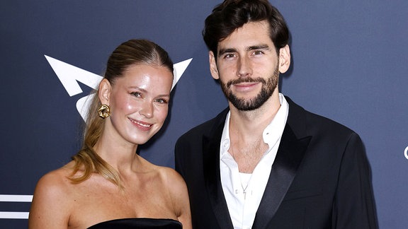 Alvaro Soler und seine Ehefrau Melanie Kroll bei der 27. Festlichen Operngala fuer die Aids-Stiftung am 4.11.2023 in Berlin 