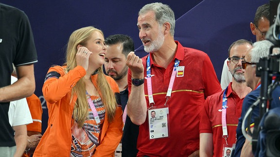 König Felipe VI. von Spanien und Prinzessin Catharina-Amalia Beatrix der Niederlande während des Spiels um die Goldmedaille im 3x3-Basketball zwischen Frankreich und den Niederlanden