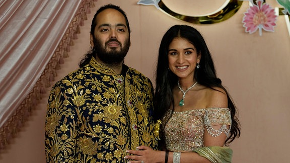 Anant Ambani und Radhika Merchant posieren für ein Foto