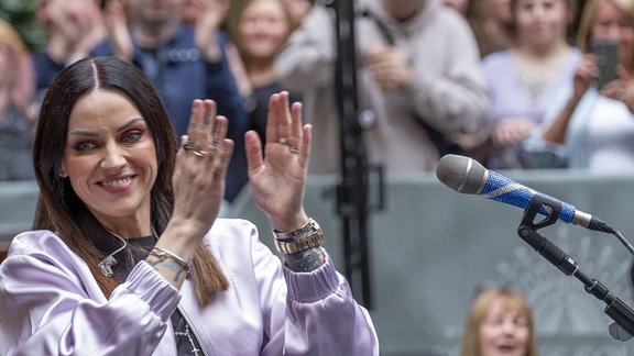 Sängerin Amy Macdonald spielt ein Pop-up-Set am Princes Square in Glasgow