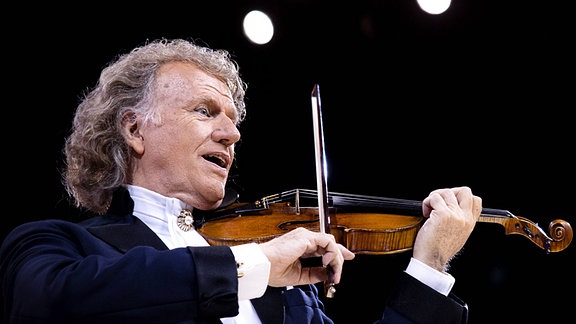 Violinist Andre Rieu während eines Neujahrskonzerts auf der Bühne