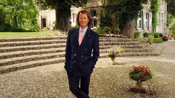 Andre Rieu vor seinem Schloss in Maastricht, 2003
