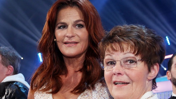 Sängerin Andrea Berg (l) und ihre Mutter Helga Berg stehen am 20.02.2016 in Riesa (Sachsen) bei der Fernsehsendung "Das Glückwunschfest - Silbereisen gratuliert" auf der Bühne.