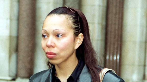 Angela Ermakova verlässt Gericht, 2001