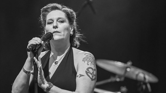 Die Sängerin AnNa R. (Andrea Neuenhofen), bei dem Konzert «Pankow und Gäste» auf der Bühne im Schlosspark.
