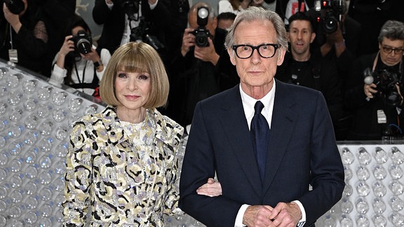 Anna Wintour und Bill Nighy nehmen an der Met Gala 2023 zur Feier von „Karl Lagerfeld: A Line Of Beauty“ im Metropolitan Museum of Art teil