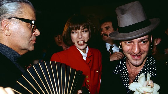 Modeschöpfer Karl Lagerfeld (links) mit der Chefredakteurin der amerikanischen Vogue, Anna Wintour und mit Kollege John Galliano bei der Chanel Modenschau in Paris, Frankreich 1993.
