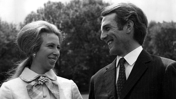 Prinzessin Anne mit Leutnant Mark Phillips im Buckingham Palace.