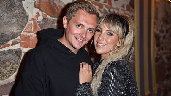 Annemarie Eilfeld mit Freund Tim Sandt beim SCHLAGER BURG FESTIVAL in Wasserburg Rosslau in Dessau-Rosslau am 30.09.2023