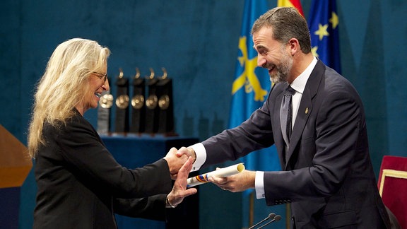 Prinz Felipe von Spanien überreicht 2013 einen Preis an Annie Leibovitz