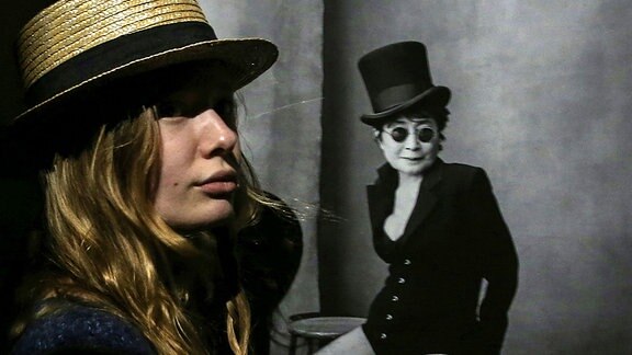 Ein Foto der japanischen Multimediakünstlerin Yoko Ono, aufgenommen für den Pirelli-Kalender 2016, ausgestellt in einer Ausstellung mit dem Titel „THE CAL: Pirelli Calendar 2016. Annie Leibovitz“ im Rahmen der Photobiennale 2016 im Multimedia Art Museum in Moskau