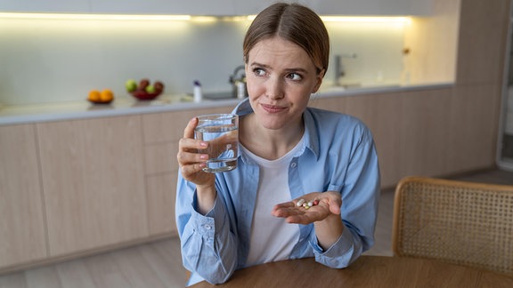 Eine Frau nimmt Tabletten