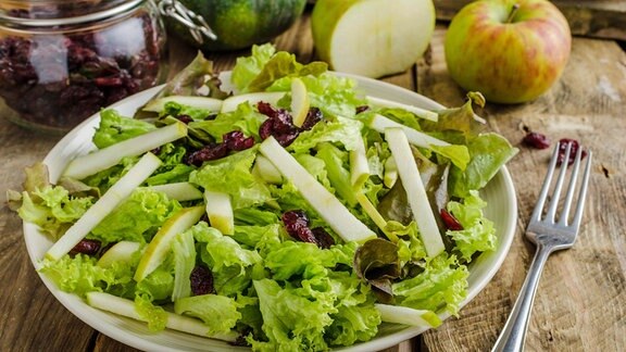 Römersalat mit Apfel