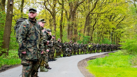 Bundeswehrsoldaten suchen mit einer Menschenkette nach einem vermissten Jungen. 