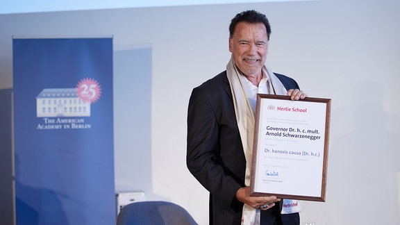Arnold Schwarzenegger bekommt in der Hertie School die Ehrendoktorwürde verliehen. 