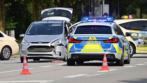 Polizisten bei der Unfallaufnahme nach einem Verkehrsunfall.