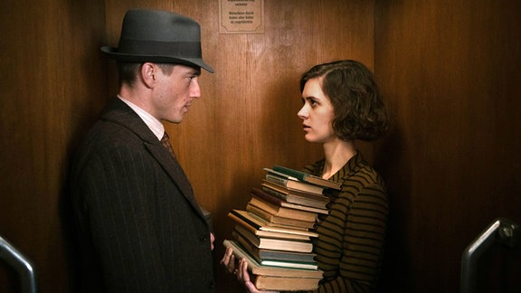 Schauspieler Volker Bruch als Gereon Rath und Liv Lisa Fries als Charlotte Ritter in einer Szene der dritten Staffel der Serie "Babylon Berlin"