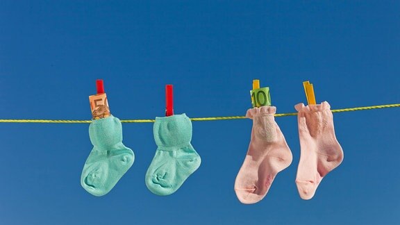 Zwei Paar Babysocken auf einer Wäscheleine