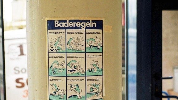 Aufkleber informiert über Baderegeln in der Schwimmhalle des Sport- und Erholungszentrums in Berlin