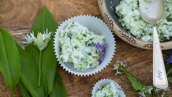 Baerlauch-Feta mit Gundermann und Knoblauchsrauke