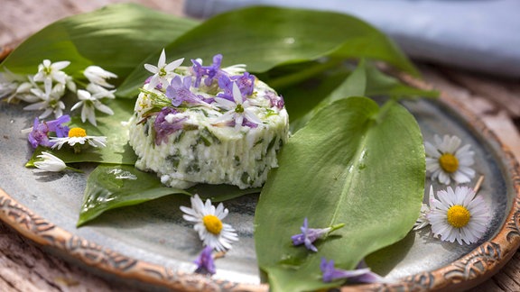 Baerlauch-Feta mit Gundermann, Gänseblümchen und Knoblauchsrauke