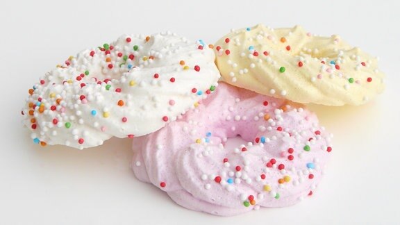 Bunte Baiser-Kringel mit Zuckerstreuseln