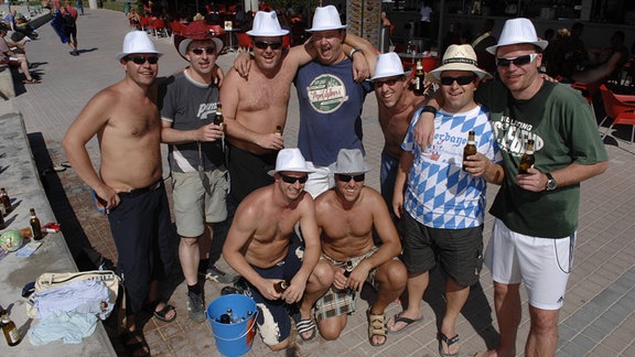 Halbnackte Touristen mit Bier am Ballermann 