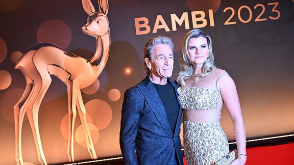 Sänger Peter Maffay mit seiner Partnerin Hendrikje Balsmeyer bei der 75. Bambi-Verleihung in den Bavaria Filmstudios.