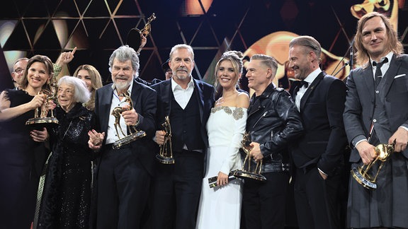 Mitwirkende und Preisträger der Bambi-Verleihung 2024 stehen zusammen auf der Bühne am Ende der Show auf dem Bavaria-Film-Gelände