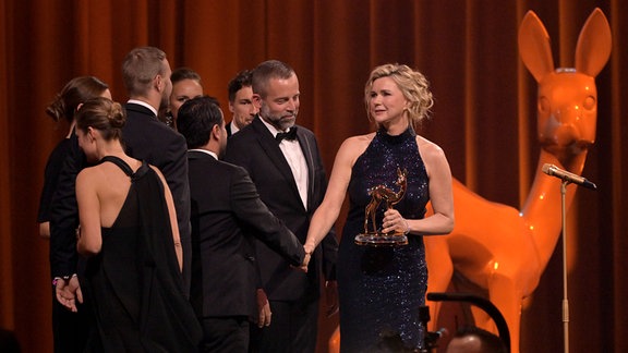 Schauspielerin und Laudatorin Veronica Ferres vergibt den Bambi in der Kategorie «Film National» an «Oskars Kleid» bei der 75. Bambi-Verleihung in den Bavaria Filmstudios.