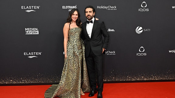 Schauspieler Elyas M'Barek mit Ehefrau Jessica bei der 75. Bambi-Verleihung in den Bavaria Filmstudios. 